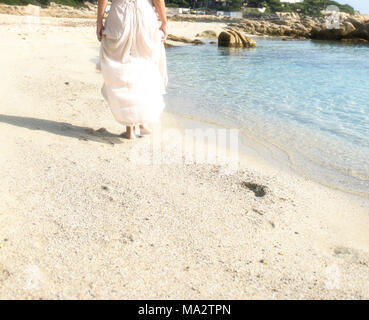 Femme se réveiller seul sur la plage. Banque D'Images