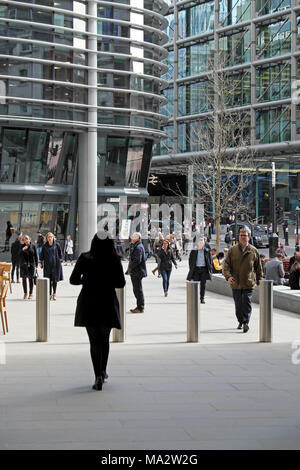 Les gens à marcher en direction de Cannon Street Station à l'extérieur du siège européen de Bloomberg et arcade nouveau bâtiment dans la ville de London UK KATHY DEWITT Banque D'Images