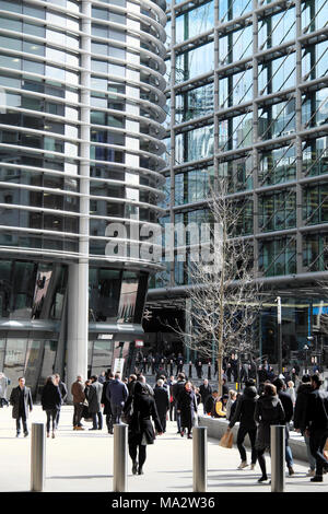 Les gens autour de corner Walbrook et Cannon Street Station à l'extérieur de Bloomberg siège européen d'arcade dans la ville de London UK KATHY DEWITT Banque D'Images