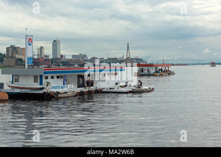 Manaus : distributeur de carburant sur le fleuve Amazone Banque D'Images