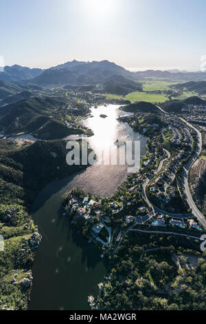 Vue aérienne verticale du lac Sherwood, Hidden Valley et les montagnes de Santa Monica près de Westlake Village, Malibu et Thousand Oaks (Californie). Banque D'Images