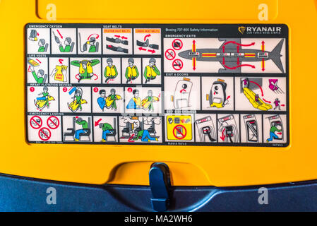 La sécurité des avions avion Ryanair carte de l'information imprimée sur le dos d'un siège. Banque D'Images