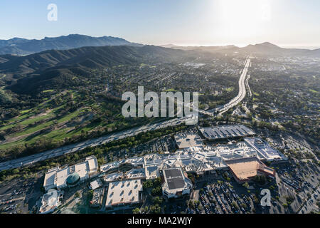 Thousand Oaks, Californie, Etats-Unis - le 26 mars 2018 : Vue aérienne de Thousand Oaks, Newbury Park, l'Oaks Mall et la montagnes de Santa Monica, près de Los Un Banque D'Images