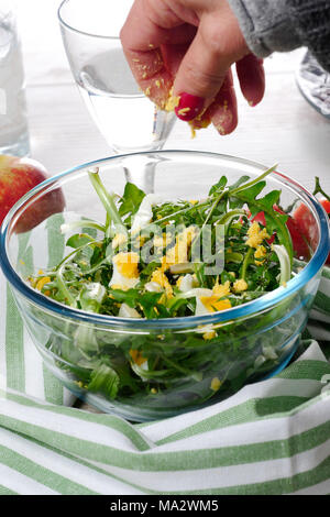 Salade de pissenlit délicieux dans un bol en verre Banque D'Images