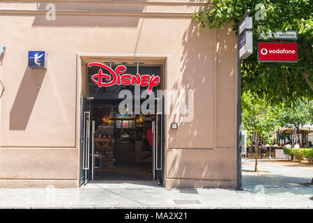 Palerme, Italie - 10 août 2017 : Disney shop juste à Vodafone annonce dans le centre de Palerme en Sicile, Italie Banque D'Images