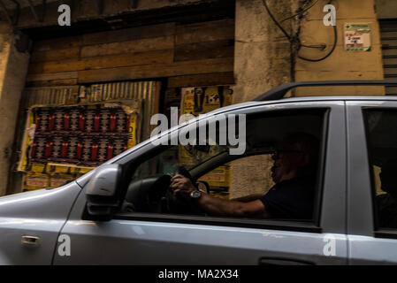 Palerme, Italie - 10 août 2017 : Trois hommes conduite en voiture sur une rue étroite de la vieille ville de Palerme en Sicile, Italie Banque D'Images