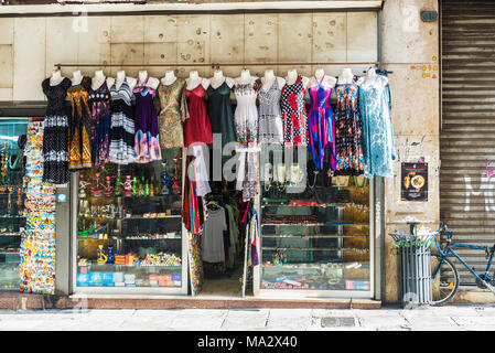 Palerme, Italie - 10 août 2017 : Boutique de souvenirs avec des robes suspendues dans une rue de la vieille ville de Palerme en Sicile, Italie Banque D'Images