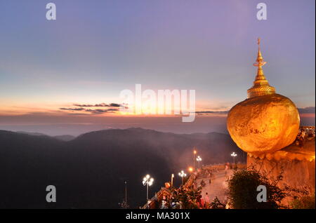 Au cours de la Pagode Kyaiktiyo Golden Rock. L'État môn. Myanmar Banque D'Images
