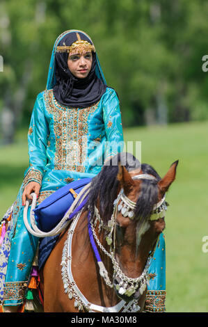 Les membres du groupe arabe afficher 'cavalerie Royale d'Oman' ride dans de magnifiques robes pendant le big horse Pferd 'International' à Munich. Banque D'Images