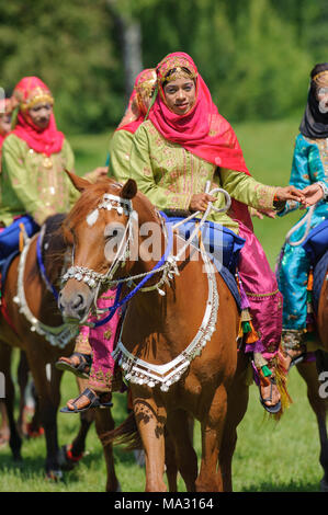 Les membres du groupe arabe afficher 'cavalerie Royale d'Oman' ride dans de magnifiques robes pendant le big horse Pferd 'International' à Munich. Banque D'Images