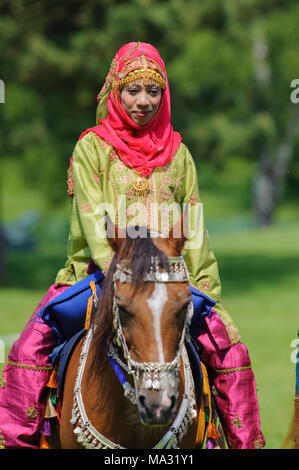 Les membres du groupe arabe afficher 'cavalerie Royale d'Oman' ride dans de magnifiques robes pendant le big horse Pferd 'International' à Munich. Banque D'Images