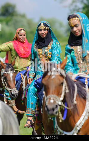 Les membres du groupe arabe afficher 'cavalerie Royale d'Oman' ride dans de magnifiques robes pendant le big horse Pferd 'International' à Munich. Banque D'Images