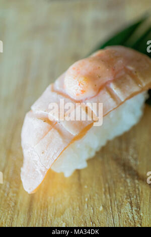 Pavé de saumon sushi , style de la nourriture japonaise sur bois Banque D'Images