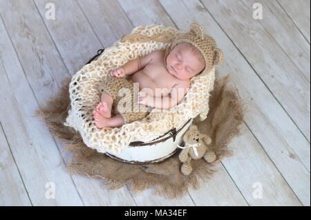 Bébé Dormir Sur Un Plancher En Bois Avec Des Moutons En Peluche Et  Bouteille De Lait. Assez Drôle De Petit Garçon S'endormir De Ramper Sur  Plancher De Bois Franc À La Maison.