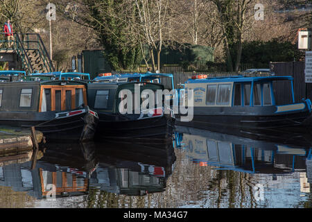 Canal bateaux amarrés jusqu'à côté de l'autre à Llangollen au Pays de Galles dans le milieu de l'hiver, Décembre 2017 Banque D'Images