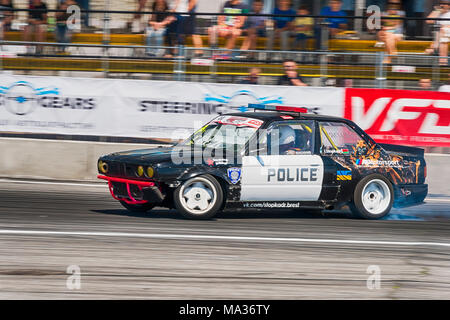 Lviv, Ukraine - 10 juin 2017 : Pas de cavalier sur la marque automobile BMW surmonte la piste dans le championnat de Lukraine dérivant à Lviv, Ukraine. Banque D'Images