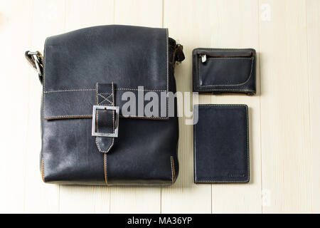 Un ensemble d'accessoires en cuir pour hommes, un sac, un passeport, un portefeuille, un sac, un cas de trousseau sur fond clair Banque D'Images