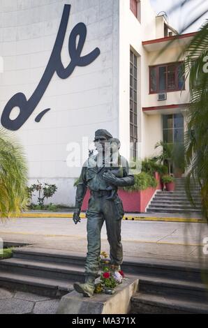 Une monument à Santa Clara (sculpture statue Che y el nino) montre l'icône révolutionnaire Che Guevara au niveau des yeux. (28 novembre 2017) | dans le monde entier Banque D'Images