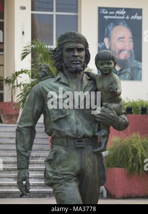 Une monument à Santa Clara (sculpture statue Che y el nino) montre l'icône révolutionnaire Che Guevara au niveau des yeux. (28 novembre 2017) | dans le monde entier Banque D'Images