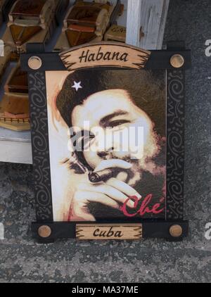 Che portrait sur un marché de souvenirs à Varadero Cuba : la révolution de l'icône de Che Guevara (1928-1967) a fait de l'usage du tabac sur l'île populaire inhabituelle.(03 Décembre 2017) dans le monde entier d'utilisation | Banque D'Images