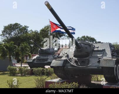 Deux réservoirs sont à Playa Giron (côte sud) en face de la Révolution, musée qui retrace l'ICA-driven invasion d'exilés cubains et américains mercenaires en avril 1961 dans la baie des Cochons. (23 novembre 2017) | dans le monde entier Banque D'Images