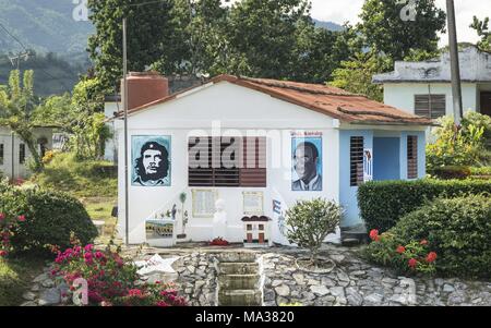 Sur la façade d'un petit bâtiment administratif au centre de Cuba, le siège de la coopérative agricole locale, les portraits de Che Guevara (1928-1967) et le syndicat cubain Jésus officiel Menendez (1911-1948) sont peints. (28 novembre 2017) | dans le monde entier Banque D'Images