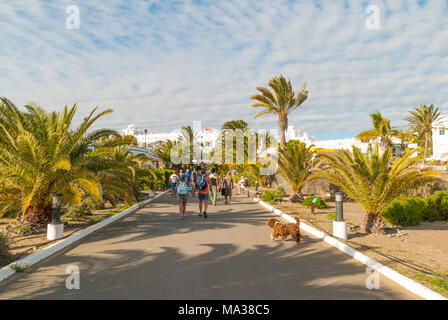 Quitter les dunes de sable et plages de Maspalomas et de marcher vers l'Hôtel Riu Palace, Gran Canaria, Îles Canaries, Espagne Banque D'Images