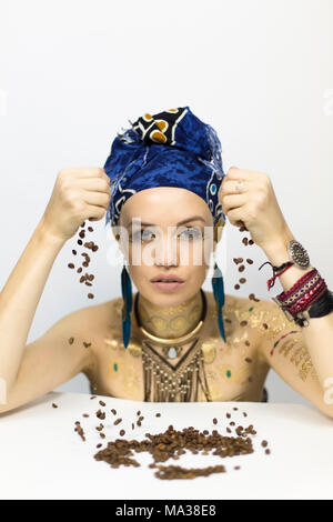 Une fille dans les vêtements de style africain est holding Coffee beans Banque D'Images