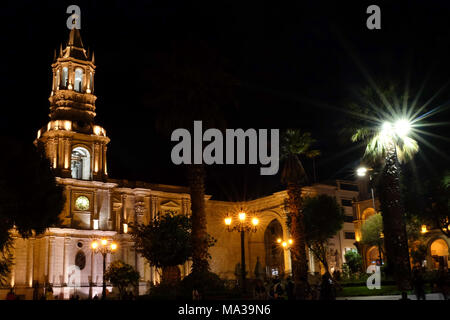 La basilique cathédrale en Arequipa, Pérou illuminée la nuit. Banque D'Images