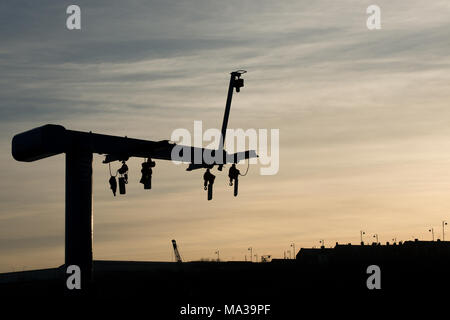 L'équipement de grue du port de Seaham dans le comté de Durham a pris la silhouette avec un soleil couchant Banque D'Images