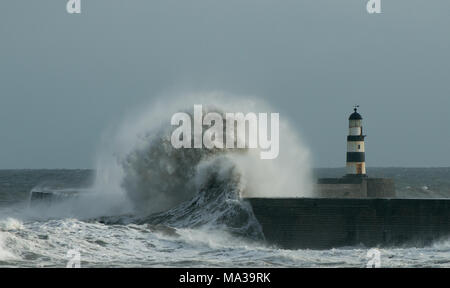 D'énormes vagues de la mer du Nord ont frappé et crash au-dessus de l'embarcadère et du phare de Seaham dans le comté de Durham Banque D'Images