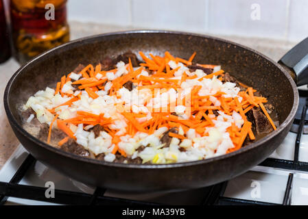 Close up répondre boeuf mijoté dans la poêle avec des légumes Banque D'Images