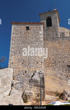 Tour angulaire et la paroi du château de Guaita. San Marino Banque D'Images