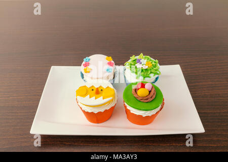 Cupcakes de pâques on white plate, Close up Banque D'Images