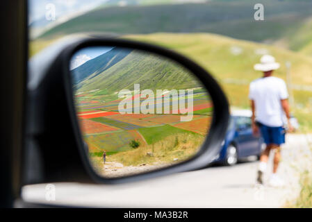 Sur la route de Castelluccio di Norcia, Ombrie, Italie. Banque D'Images