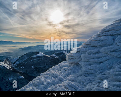 L'Italie, l'Ombrie, l'Apennin, Monte Cucco park, lever du soleil sur les Apennins en hiver Banque D'Images