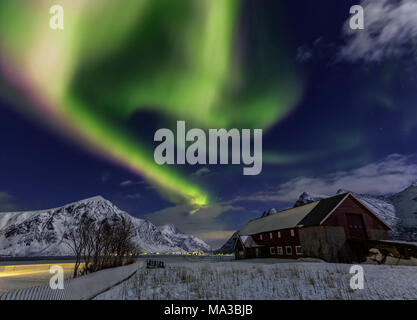 Un norvégien typique ferme de Flakstad.sous une puissante northern lights Flakstad. Îles Lofoten.comté de Nordland en Norvège. L'Europe Banque D'Images