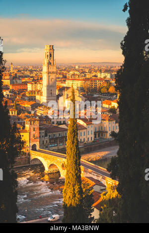 Vérone, Vénétie, Italie. Vue panoramique de Vérone de Piazzale Castel San Pietro Banque D'Images