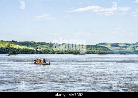 Bateau naviguant sur le fleuve Aracati. Sao Carlos, Santa Catarina, Brésil. Banque D'Images