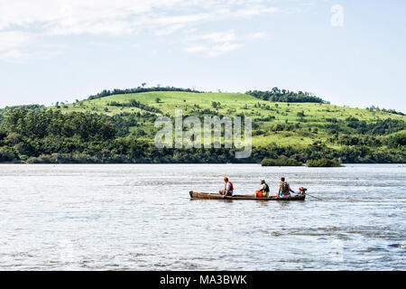 Bateau naviguant sur le fleuve Aracati. Sao Carlos, Santa Catarina, Brésil. Banque D'Images