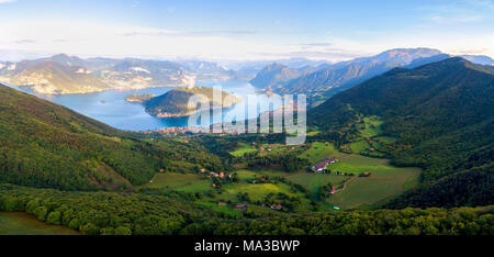 Vue aérienne du lac d'Iseo, le lac d'Iseo, province de Brescia, Lombardie, Italie district. Banque D'Images