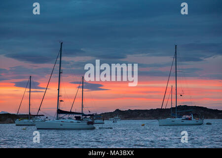 Bateaux à voile au crépuscule (l'île Budelli, l'archipel de La Maddalena, Parc National de la province de Sassari, Sardaigne, Italie, Europe) Banque D'Images