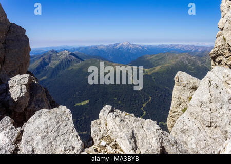 Une vue des Alpes avec Cima d'Asta, groupe vallée de San Martino di Castrozza avec la piste de Tognola refuge, panorama depuis le mont Rosetta, province de Trento, Trentino Alto Adige, Italie, Europe Banque D'Images