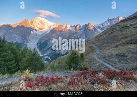Lever du soleil sur le Mont Blanc à l'automne, la plus haute montagne en Italie, Courmayeur, vallée d'aoste, Italie, Europe Banque D'Images