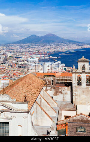 Naples, le Vésuve et la ville de San Martino. Campania, Italie Banque D'Images