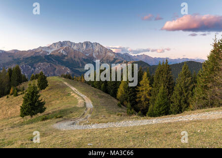 Vue de la Presolana lors d'un coucher de soleil d'automne du Monte Pora, Val Seriana, district de Bergame, Lombardie, Italie. Banque D'Images