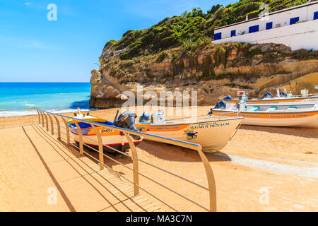 Plage de Benagil, PORTUGAL - 11 MAI 2015 : bateaux de pêche sur la plage de sable de Benagil village de pêcheurs. Côte Sud du Portugal est populaire maison de destina Banque D'Images