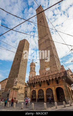 Vue sur la Torre degli Asinelli et la Torre della Garisenda de la Piazza di Porta Ravegnana square. Bologne, Emilie-Romagne, Italie. Banque D'Images