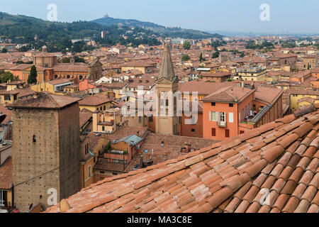 Vue de la basilique de San Paolo Maggiore, l'église de San Giovanni Battista dei Celestini et la Torre Galluzzi depuis le toit de la basilique San Petronio, Bologne, Emilie-Romagne, Italie. Banque D'Images