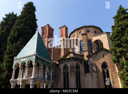 Basilique San Francesco et le tombeau appelé Arca di Odofredo, Bologne, Emilie-Romagne, Italie. Banque D'Images